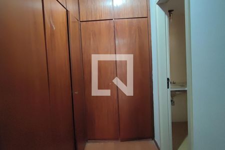 Apartamento à venda com 320m², 4 quartos e 2 vagas Apartamento à venda com 320m², 4 quartos e 2 vagasCloset da suíte