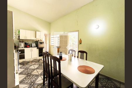 Casa à venda com 1661m², 3 quartos e 6 vagas Casa à venda com 1661m², 3 quartos e 6 vagasCozinha