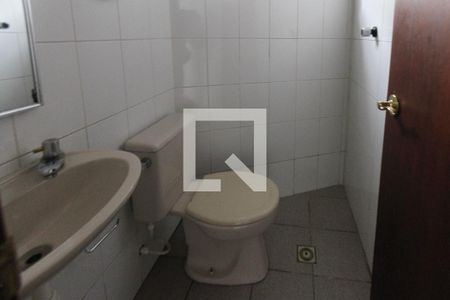 Casa à venda com 214m², 3 quartos e 5 vagas Casa à venda com 214m², 3 quartos e 5 vagasBanheiro da garagem