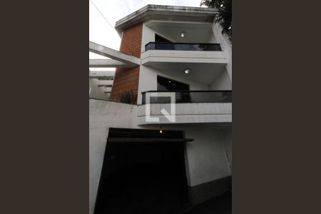 Casa à venda com 214m², 3 quartos e 5 vagas Casa à venda com 214m², 3 quartos e 5 vagasFrente da casa