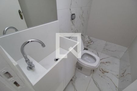 Casa de condomínio para alugar com 356m², 4 quartos e 6 vagasBanheiro Social