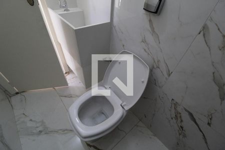 Casa de condomínio para alugar com 356m², 4 quartos e 6 vagasBanheiro Social