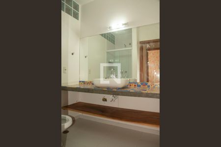 Casa à venda com 390m², 3 quartos e 2 vagasBanheiro