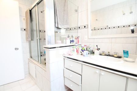 Apartamento à venda com 202m², 4 quartos e 2 vagasBanheiro