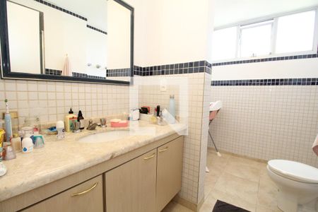 Apartamento à venda com 202m², 4 quartos e 2 vagasBanheiro