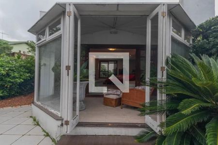 Casa à venda com 319m², 4 quartos e 4 vagas Casa à venda com 319m², 4 quartos e 4 vagasFachada