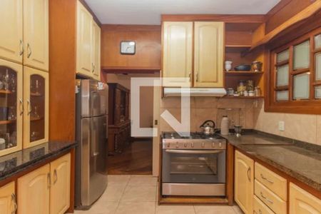 Casa à venda com 319m², 4 quartos e 4 vagas Casa à venda com 319m², 4 quartos e 4 vagasCozinha