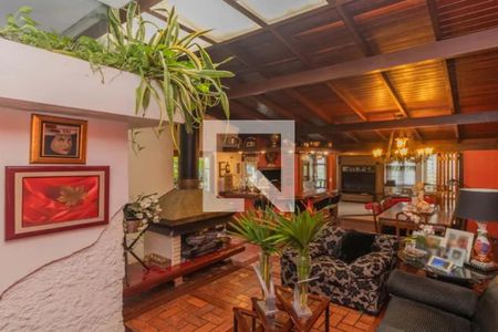 Casa à venda com 319m², 4 quartos e 4 vagas Casa à venda com 319m², 4 quartos e 4 vagasQuarto