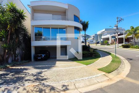 Casa de condomínio à venda com 351m², 3 quartos e 4 vagas Casa de condomínio à venda com 351m², 3 quartos e 4 vagasFachada