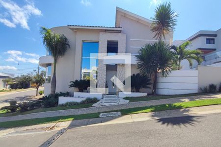 Casa de condomínio à venda com 351m², 3 quartos e 4 vagas Casa de condomínio à venda com 351m², 3 quartos e 4 vagasFachada