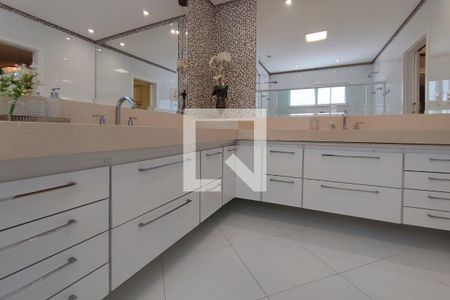 Casa de condomínio à venda com 351m², 3 quartos e 4 vagas Casa de condomínio à venda com 351m², 3 quartos e 4 vagasBanheiro Suíte