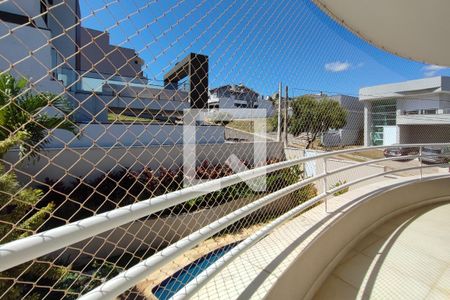 Casa de condomínio à venda com 351m², 3 quartos e 4 vagas Casa de condomínio à venda com 351m², 3 quartos e 4 vagasVaranda Quarto Suíte 2