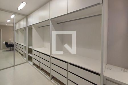 Casa de condomínio à venda com 351m², 3 quartos e 4 vagas Casa de condomínio à venda com 351m², 3 quartos e 4 vagasCloset da suíte