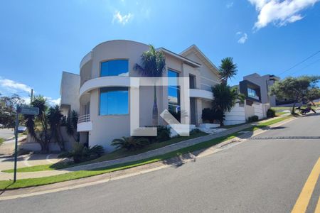 Casa de condomínio à venda com 351m², 3 quartos e 4 vagas Casa de condomínio à venda com 351m², 3 quartos e 4 vagasFachada