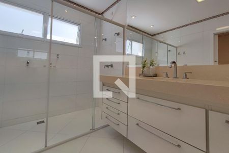 Casa de condomínio à venda com 351m², 3 quartos e 4 vagas Casa de condomínio à venda com 351m², 3 quartos e 4 vagasBanheiro Suíte