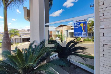 Casa de condomínio à venda com 351m², 3 quartos e 4 vagas Casa de condomínio à venda com 351m², 3 quartos e 4 vagasPLACA INSTALADA NA FACHADA