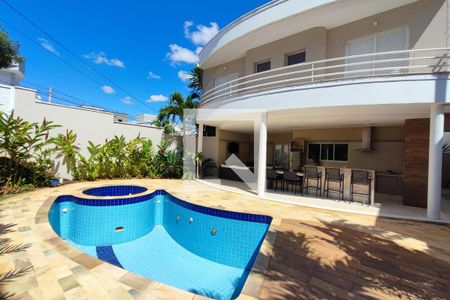 Casa de condomínio à venda com 351m², 3 quartos e 4 vagas Casa de condomínio à venda com 351m², 3 quartos e 4 vagasPiscina