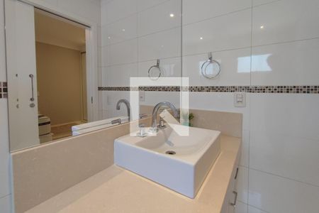 Casa de condomínio à venda com 351m², 3 quartos e 4 vagas Casa de condomínio à venda com 351m², 3 quartos e 4 vagasBanheiro Suíte 2