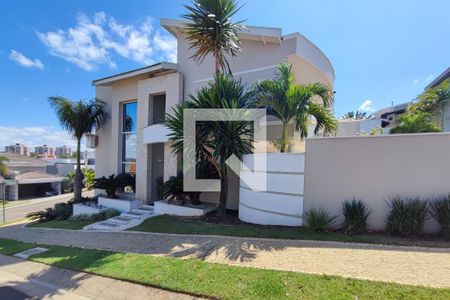 Casa de condomínio à venda com 351m², 3 quartos e 4 vagas Casa de condomínio à venda com 351m², 3 quartos e 4 vagasFachada