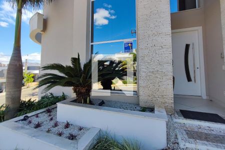 Casa de condomínio à venda com 351m², 3 quartos e 4 vagas Casa de condomínio à venda com 351m², 3 quartos e 4 vagasPLACA INSTALADA NA FACHADA