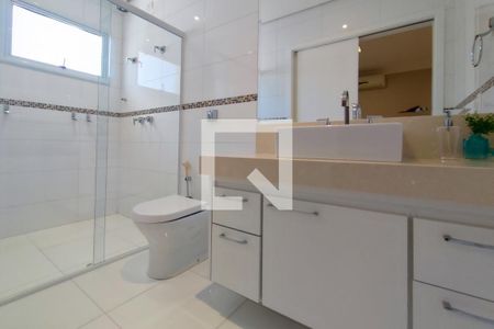 Casa de condomínio à venda com 351m², 3 quartos e 4 vagas Casa de condomínio à venda com 351m², 3 quartos e 4 vagasBanheiro Suíte 2