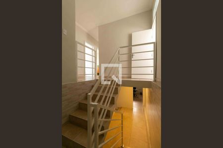 Casa para alugar com 300m², 4 quartos e 3 vagas Casa para alugar com 300m², 4 quartos e 3 vagasEscada