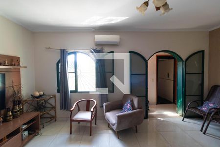 Casa à venda com 236m², 3 quartos e 4 vagas Casa à venda com 236m², 3 quartos e 4 vagasSalas