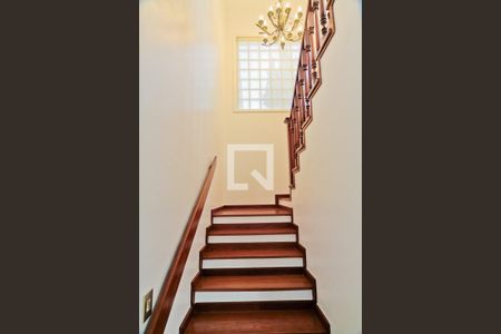 Casa à venda com 420m², 5 quartos e 4 vagasEscada