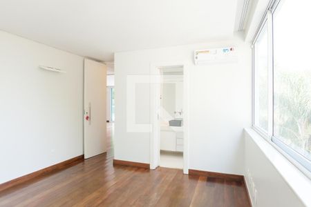 Casa de condomínio à venda com 524m², 4 quartos e 4 vagas Casa de condomínio à venda com 524m², 4 quartos e 4 vagassuite 2