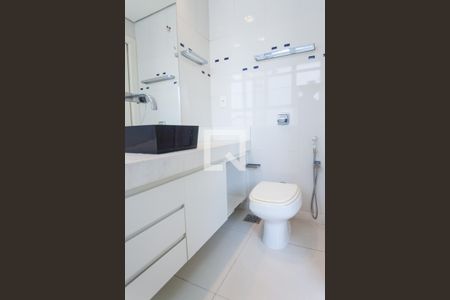 Casa de condomínio à venda com 524m², 4 quartos e 4 vagas Casa de condomínio à venda com 524m², 4 quartos e 4 vagasBanheiro suite 3