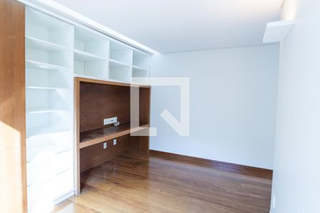 Casa de condomínio à venda com 524m², 4 quartos e 4 vagas Casa de condomínio à venda com 524m², 4 quartos e 4 vagassuite 1