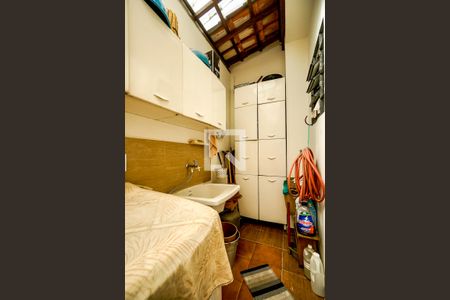 Casa à venda com 450m², 4 quartos e 2 vagas Casa à venda com 450m², 4 quartos e 2 vagasÁrea de serviço