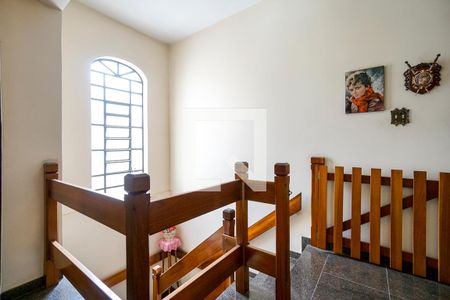 Casa à venda com 450m², 4 quartos e 2 vagas Casa à venda com 450m², 4 quartos e 2 vagasHall da escada