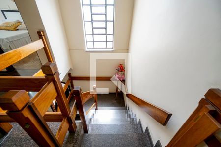 Casa à venda com 450m², 4 quartos e 2 vagas Casa à venda com 450m², 4 quartos e 2 vagasEscada