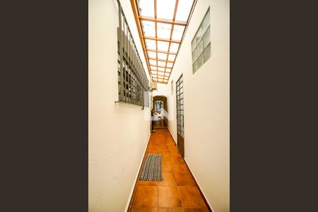 Casa à venda com 450m², 4 quartos e 2 vagas Casa à venda com 450m², 4 quartos e 2 vagasCorredor lateral