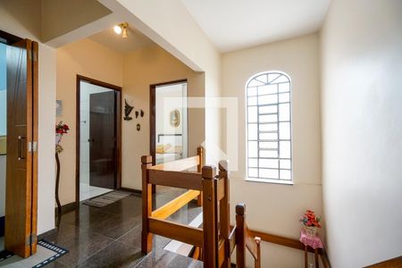 Casa à venda com 450m², 4 quartos e 2 vagas Casa à venda com 450m², 4 quartos e 2 vagasHall da escada