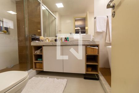Apartamento à venda com 180m², 3 quartos e 2 vagas Apartamento à venda com 180m², 3 quartos e 2 vagasBanheiro da Suíte