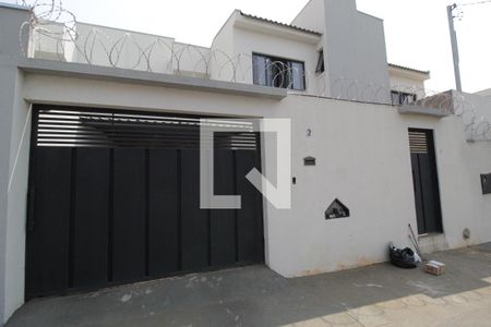 Casa para alugar com 120m², 2 quartos e 2 vagasFachada