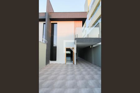 Casa à venda com 180m², 3 quartos e 3 vagas Casa à venda com 180m², 3 quartos e 3 vagasFachada