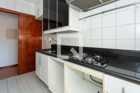 Cozinha de apartamento à venda com 2 quartos, 75m² em Passo da Areia, Porto Alegre