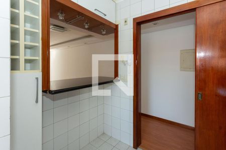 Cozinha de apartamento à venda com 2 quartos, 75m² em Passo da Areia, Porto Alegre