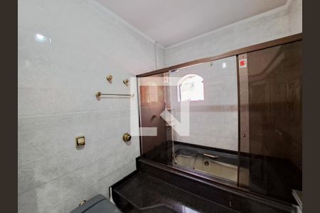 Casa à venda com 252m², 4 quartos e 6 vagasBanheiro da Suíte 1