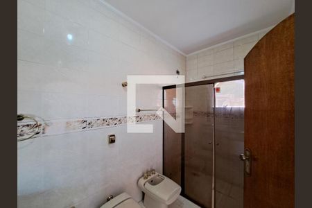 Casa à venda com 252m², 4 quartos e 6 vagasBanheiro da Suíte 2