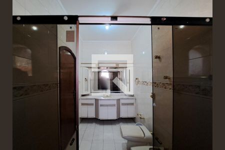 Casa à venda com 252m², 4 quartos e 6 vagasBanheiro da Suíte 2