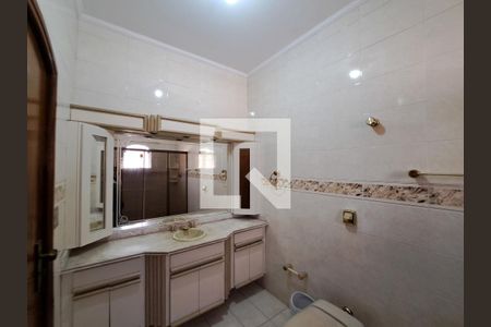 Casa à venda com 252m², 4 quartos e 6 vagasBanheiro da Suíte 2