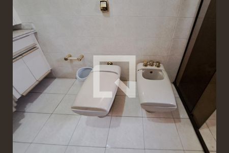 Casa à venda com 252m², 4 quartos e 6 vagasBanheiro da Suíte 2