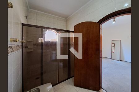 Casa à venda com 252m², 4 quartos e 6 vagasBanheiro da Suíte 2