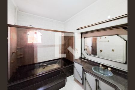 Casa à venda com 252m², 4 quartos e 6 vagasBanheiro da Suíte 1