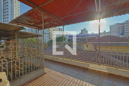 Casa à venda com 390m², 4 quartos e 2 vagas Casa à venda com 390m², 4 quartos e 2 vagasVaranda