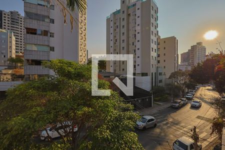 Casa à venda com 390m², 4 quartos e 2 vagas Casa à venda com 390m², 4 quartos e 2 vagasVaranda